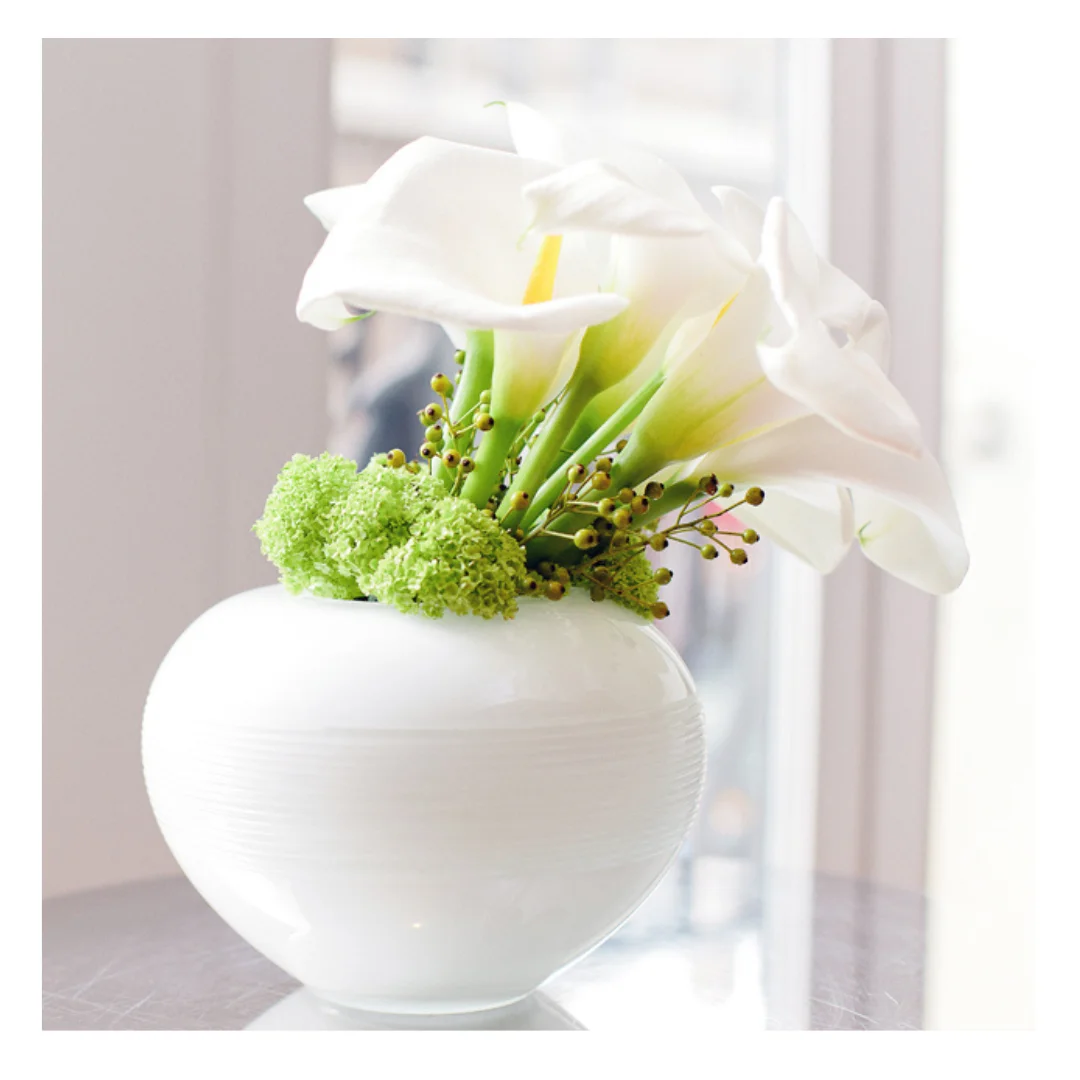 Dubai Kaiflora’s corporate floral arrangement in a modern Dubai office