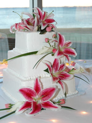 wedding cakes with fresh flowers